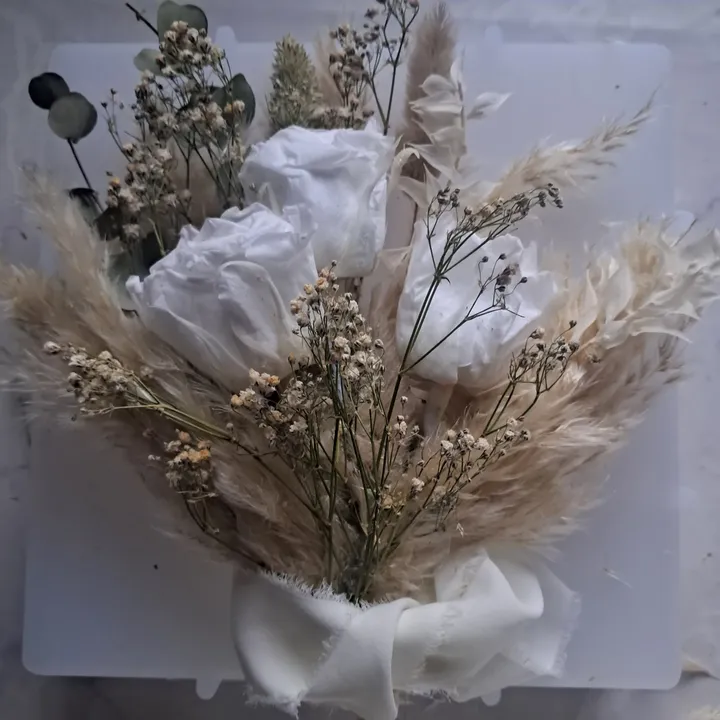 Wedding beuquet in square (5/6)