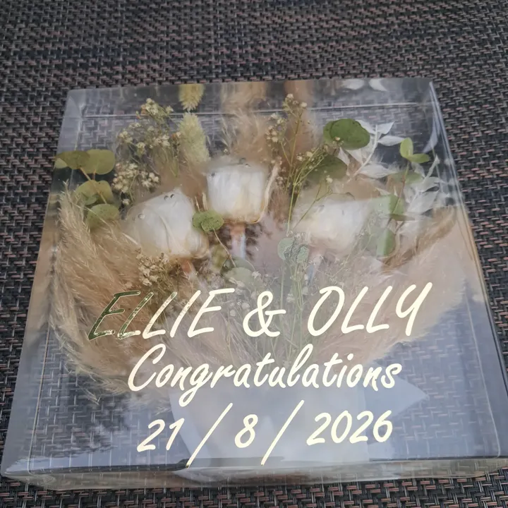 Wedding beuquet in square (2/6)
