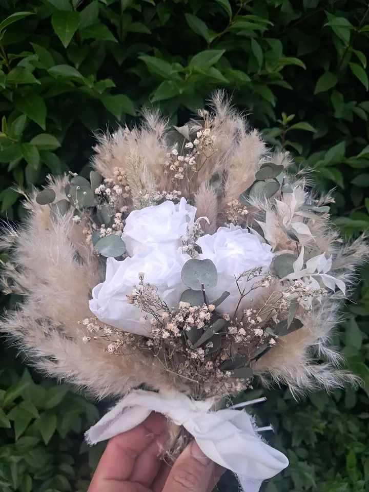 Wedding beuquet in square (6/6)
