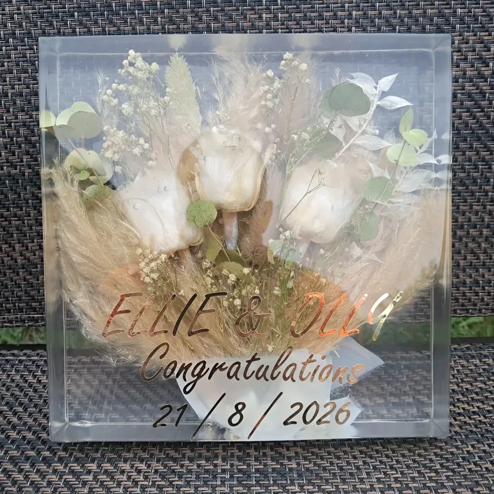 Wedding beuquet in square (1/6)